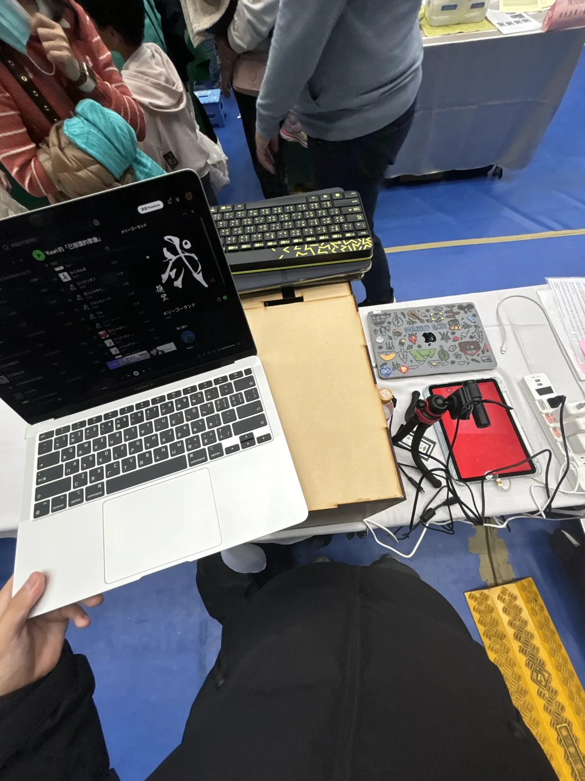 布展時的攤位，筆電接著模擬系統，旁邊就是我們的電梯模型