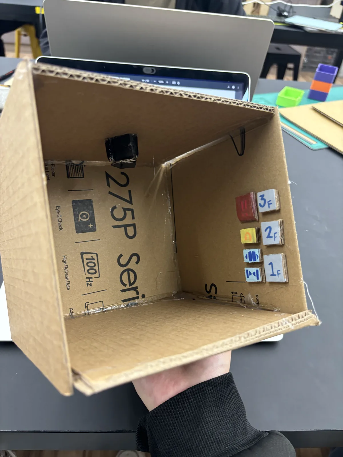 測試辨識的時候，我們拿一個紙箱當電梯艙，把相機模組固定在上面往下拍