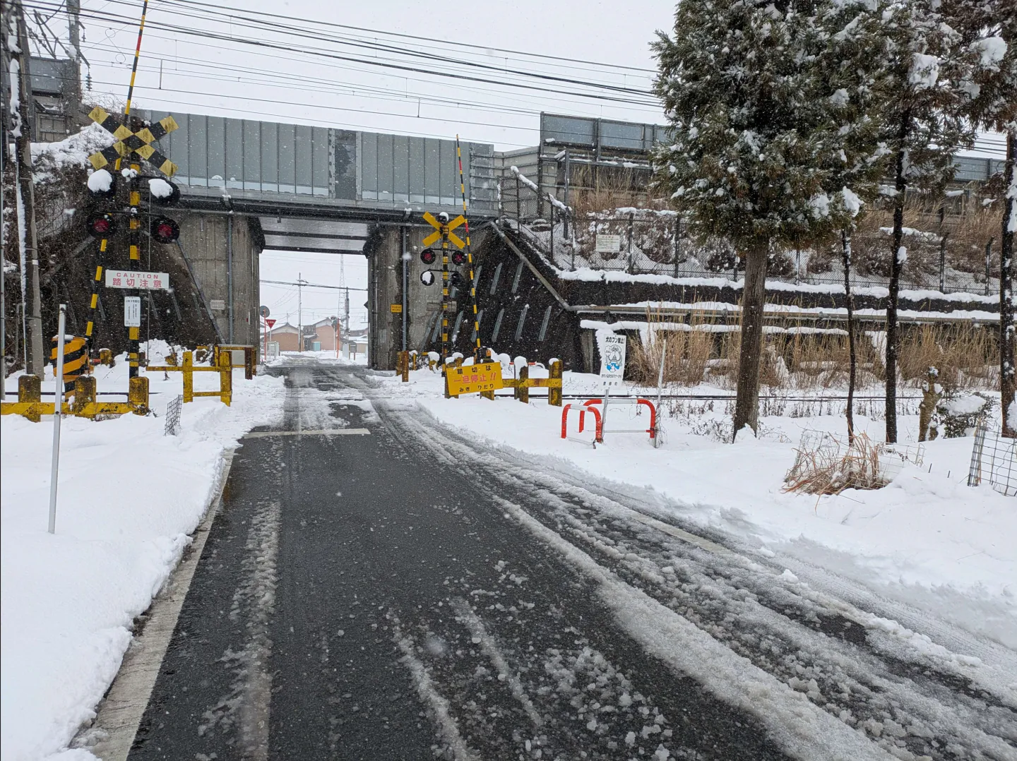 題目提供的雪景與道路圖片