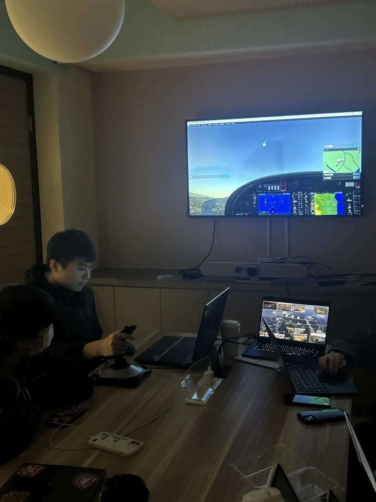 模擬飛行課中,社員實際操作模擬艙設備