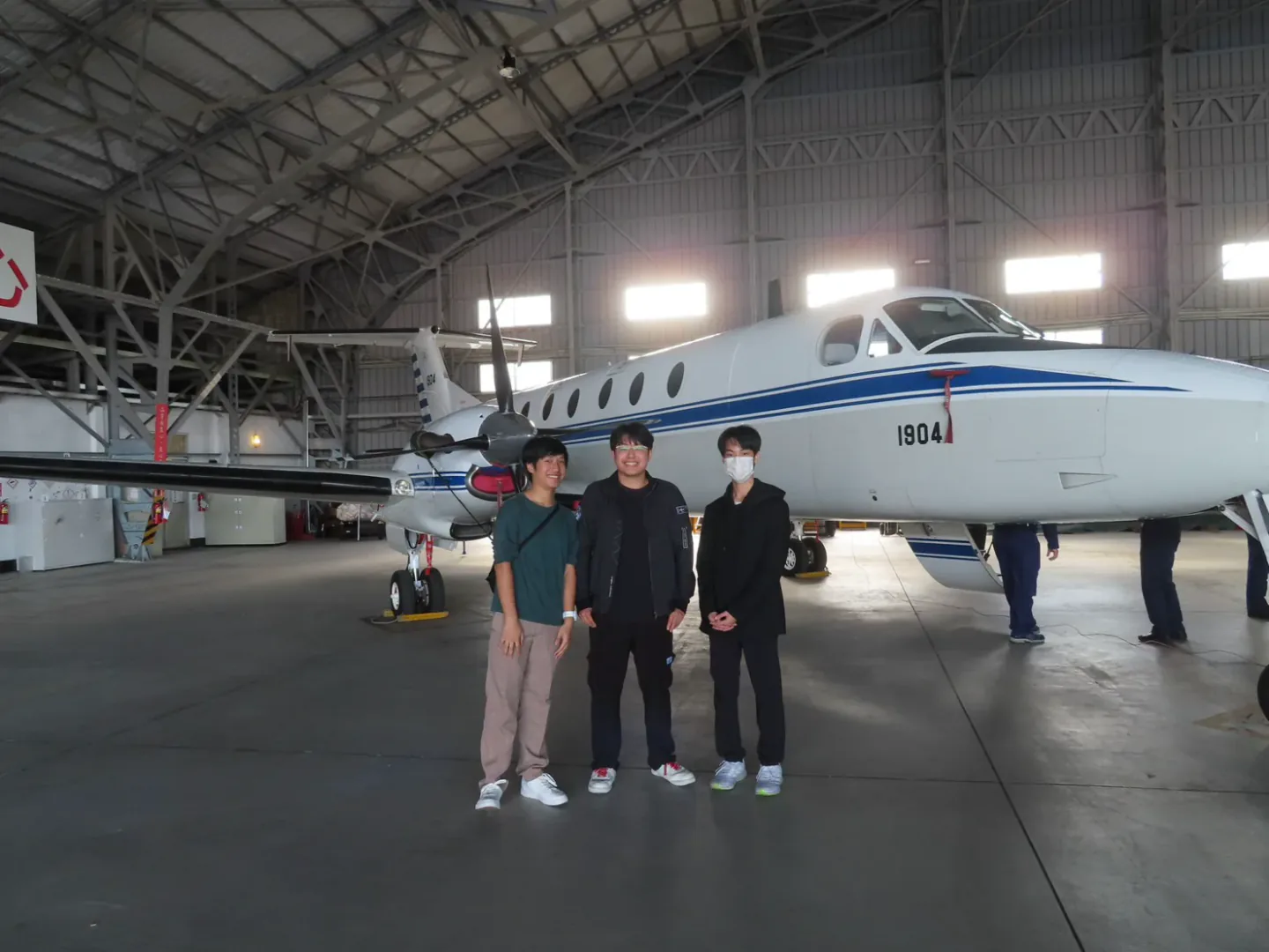 航空研究社三位創始成員於停機棚與小型飛機合照