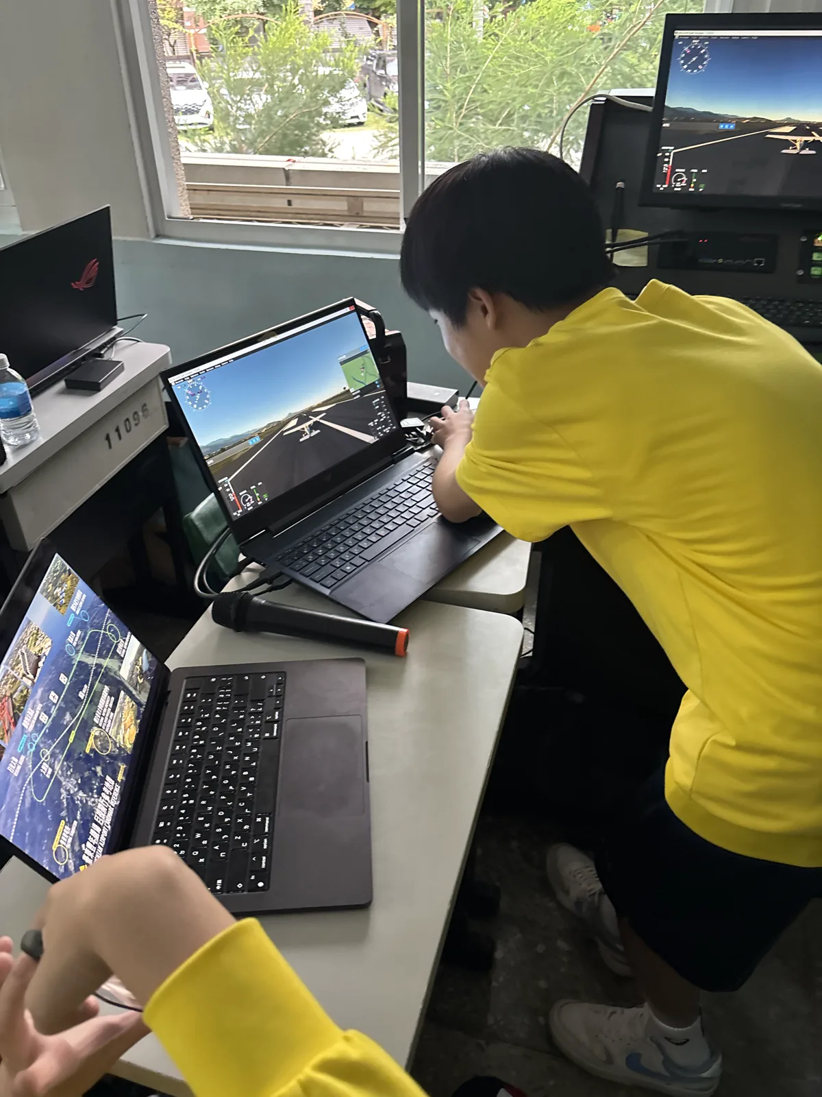 國中學弟妹實際體驗模擬飛行