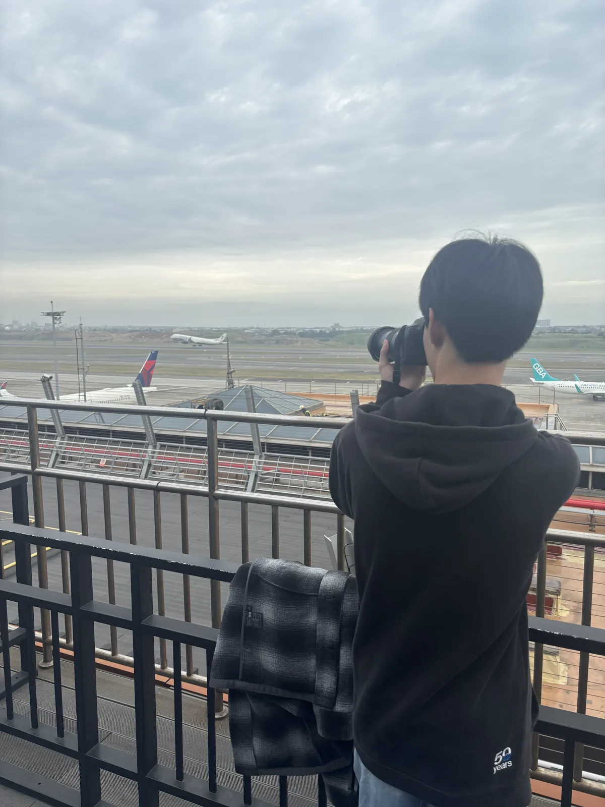 社團成員於機場觀景台進行航空攝影