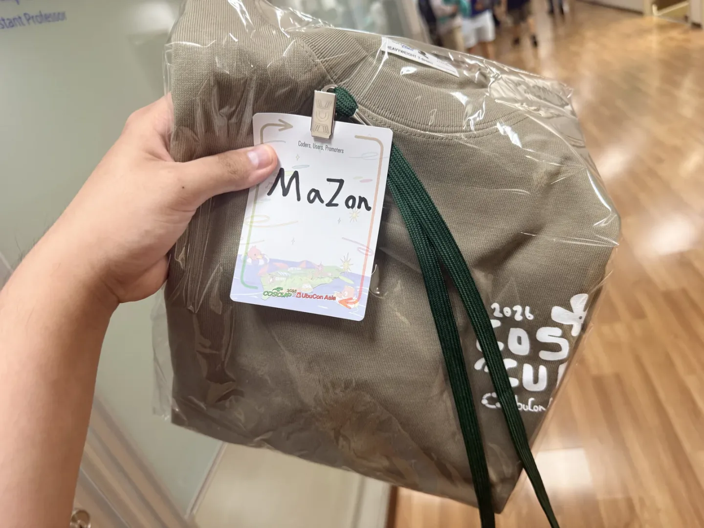 報到領到的 T-shirt 與手寫名牌