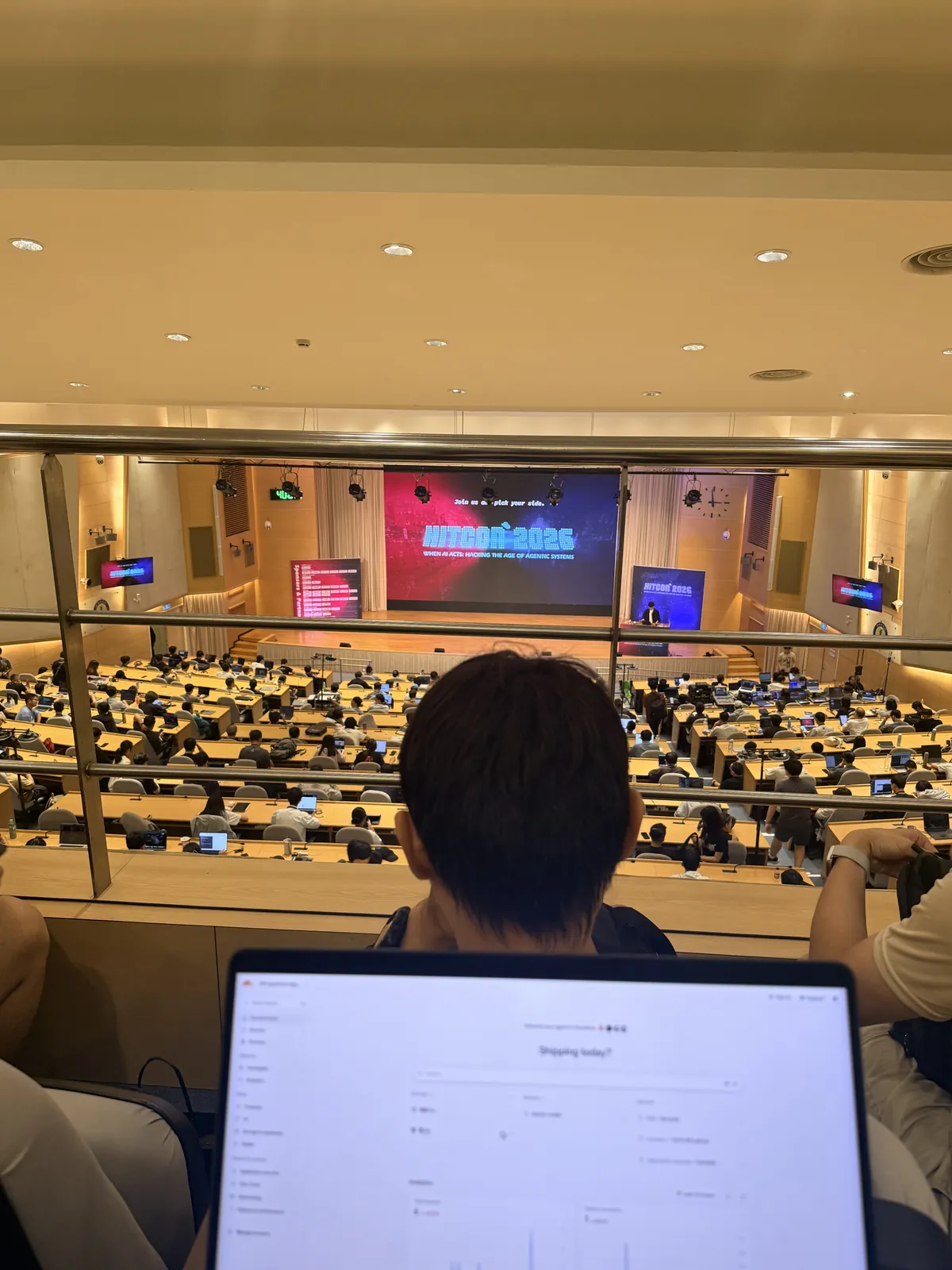 從二樓望向 R0 會議廳的 Orange keynote 聽眾席