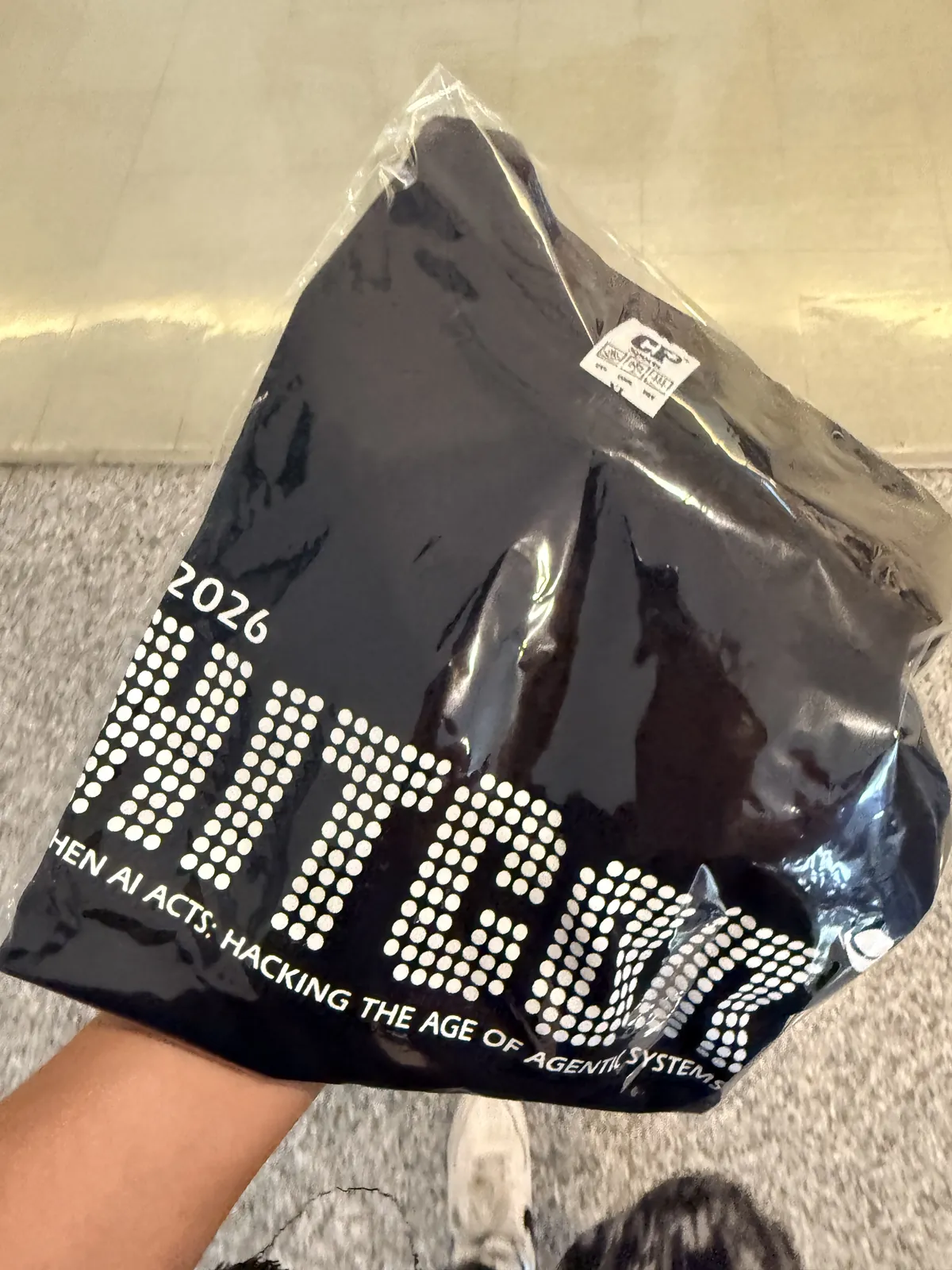 今年的 T-shirt，正面是點陣的 HITCON 跟今年的主題句